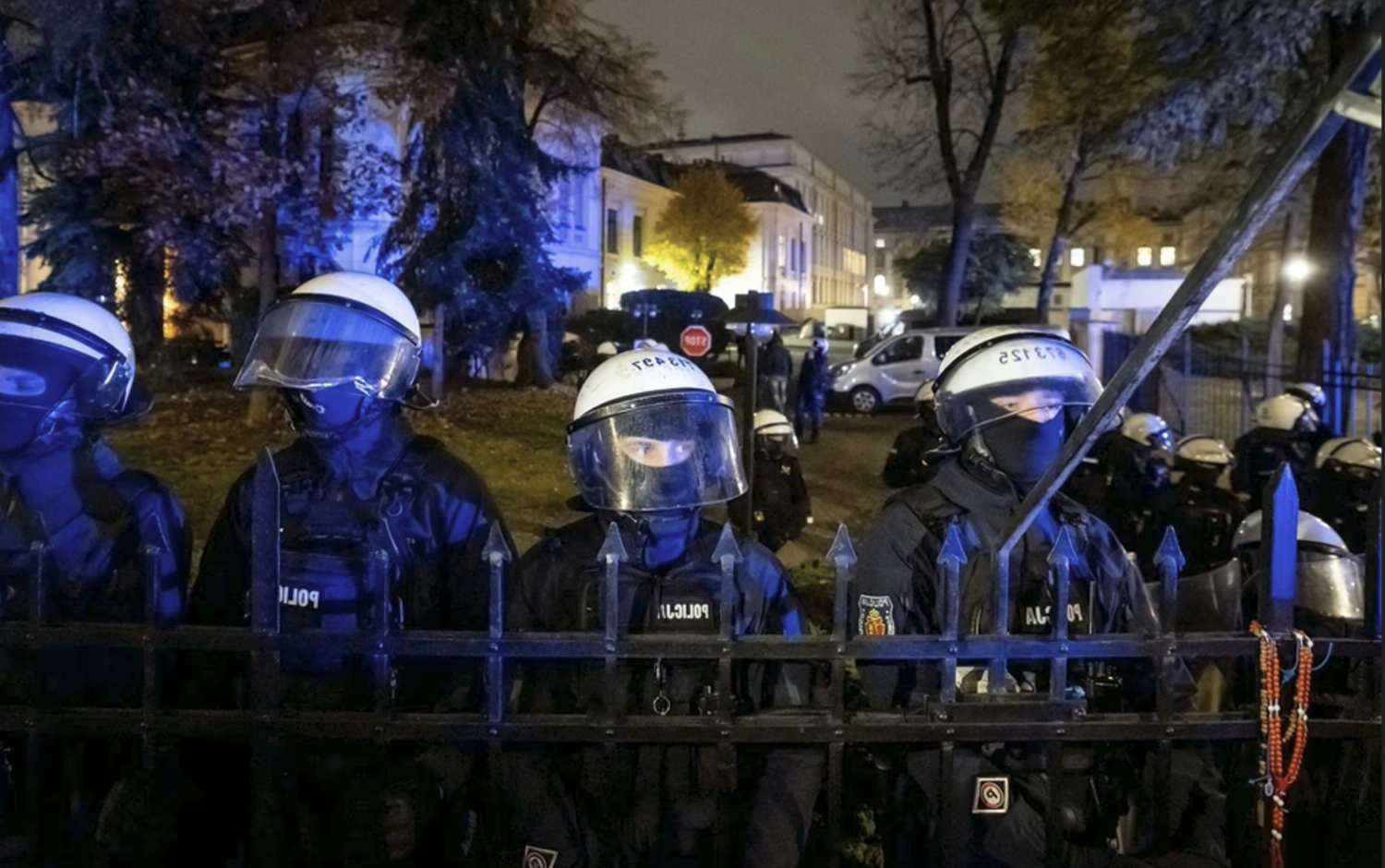 Lenkijoje – perversmo drama: Varšuvą užplūdo policija, Donaldas Tuskas paskelbė griežtą perspėjimą
